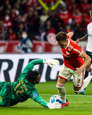 Carlos Cáceda evitó el gol