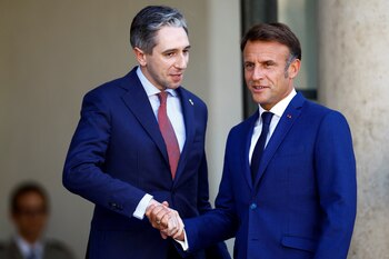 Emmanuel Macron, presidente de Francia junto a Simon Harris, primer ministro de Irlanda (REUTERS)