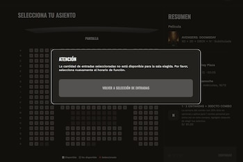 Captura de pantalla de un sitio de cine con una ventana emergente de alerta sobre entradas no disponibles y un mapa de asientos ocupados