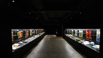 La historia de la Copa Mundial de la FIFA se exhibe en un museo de Nueva York, mostrando objetos históricos de leyendas