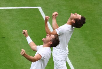 Wimbledon, en 2023 tras vencer a Neal Skupski y Wesley Koolhof celebran Marcel Granoller y Horacio Zeballos