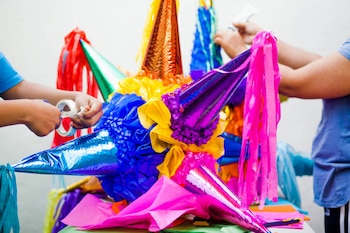 La piñata tradicional suele llevar