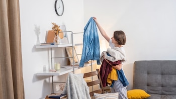 Cómo tender la ropa en espacios pequeños para que no huela a humedad