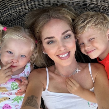 Chiara Ferragni junto a sus