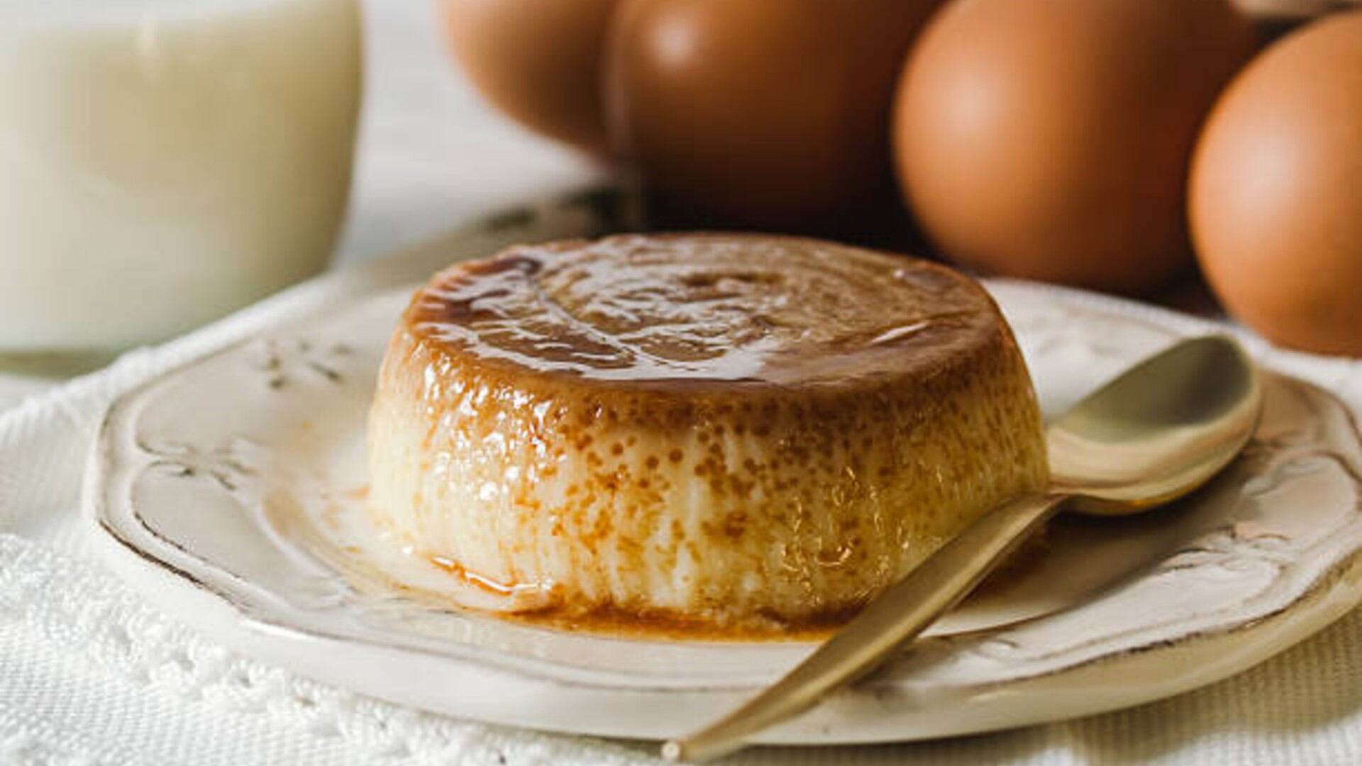 El flan napolitano casero en olla exprés ofrece una textura cremosa y una capa de caramelo dorado irresistible. Foto: (iStock)