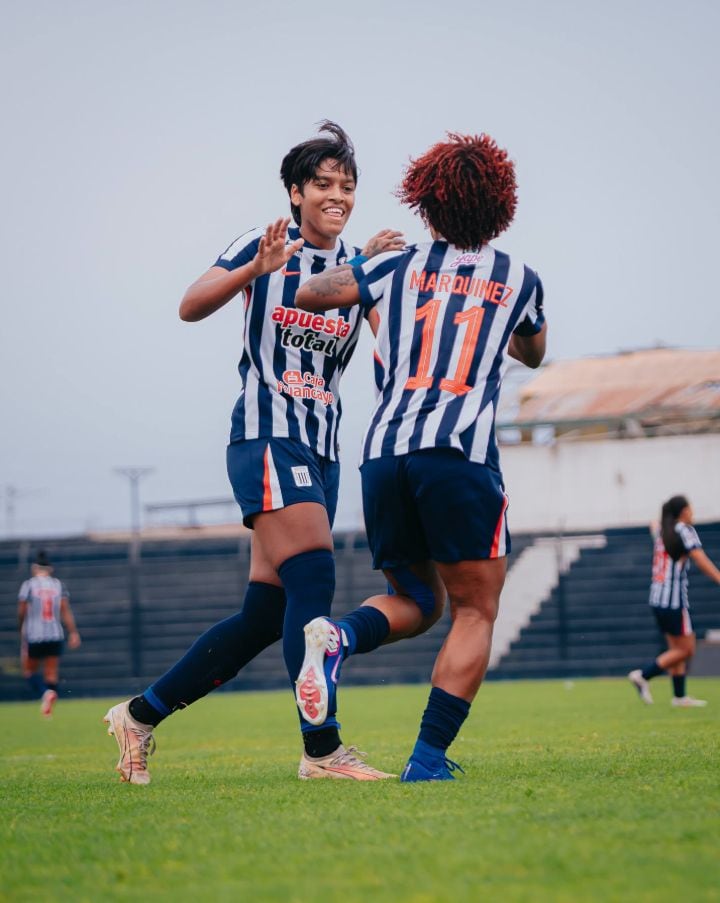Cuando el empate parecía equilibrar el trámite, Allison Azabache apareció para devolverle la ventaja a Alianza Lima y permitir que el equipo recuperara confianza antes del descanso. (Alianza Lima Femenino)