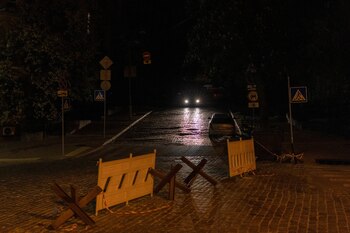 Las calles oscuras de Kiev por la agresión rusa (REUTERS/Thomas Peter)