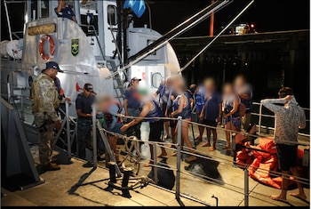 Las autoridades trasladaron a los 18 ocupantes del catamarán hacia un puerto seguro después de completar la operación. Tomada de instagram