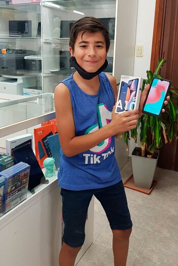 Joaquín posa feliz con el