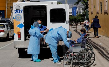 TEG 01 TEGUCIGALPA (HONDURAS) 13/9/21.- Paramédicos atienden a dos hombres con sospechas de portar el nuevo coronavirus covid-19, este lunes 13 de septiembre de 2021 cuando es llevado a atención medica al Hospital San Felipe de Tegucigalpa .EFE/Gustavo Amador