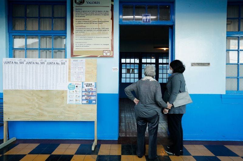 Votantes se alinean durante la primera vuelta de las elecciones presidenciales de Costa Rica en un colegio electoral, en San José, Costa Rica, el 6 de febrero de 2022 (REUTERS/Monica Quesada)