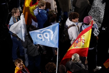 Seguidores del Partido Popular, este domingo en sede de la calle Génova en Madrid.