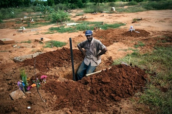 Un trabajador del cementerio posa