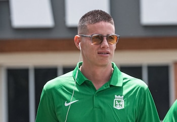 James Rodríguez saliendo de la sede de Guarné, donde entrena Atlético Nacional, rumbo a la ciudad de Bogotá este martes 15 de septiembre - crédito @naiconaloficial/X