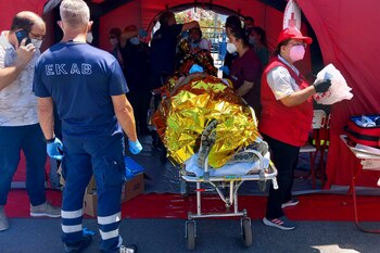 Sobrevivientes reciben atención de primeros