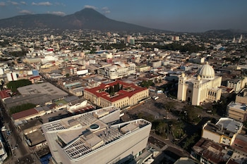 El 64,4% de la fuerza laboral salvadoreña se concentra en áreas urbanas, evidenciando centralización de oportunidades laborales. (REUTERS/Jose Luis Gonzalez)