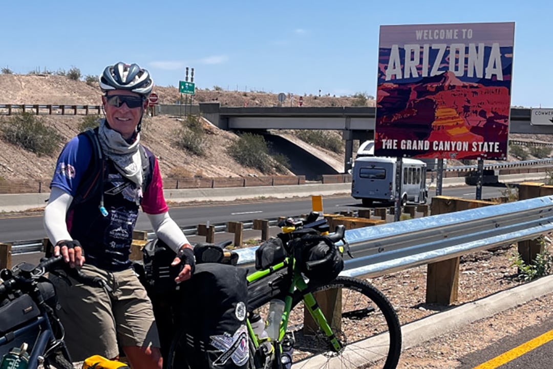 Una bicicleta, 30.000 kilómetros y 25 países: la historia del hombre que buscó recordar a su esposa y su batalla contra el cáncer