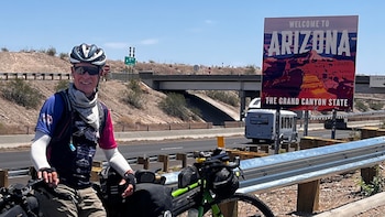 Una bicicleta, 30.000 kilómetros y 25 países: la historia del hombre que buscó recordar a su esposa y su batalla contra el cáncer