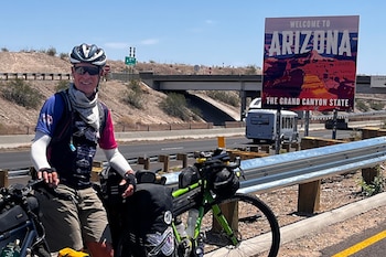 Mark Herbst completó una travesía de más de 30.000 kilómetros en bicicleta y obtuvo el récord Guinness a los 69 años (Guinness World Records)