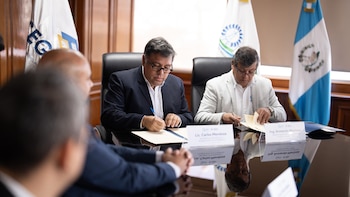 Segeplan e Inde firman convenio para proyectos de electrificación rural en Guatemala