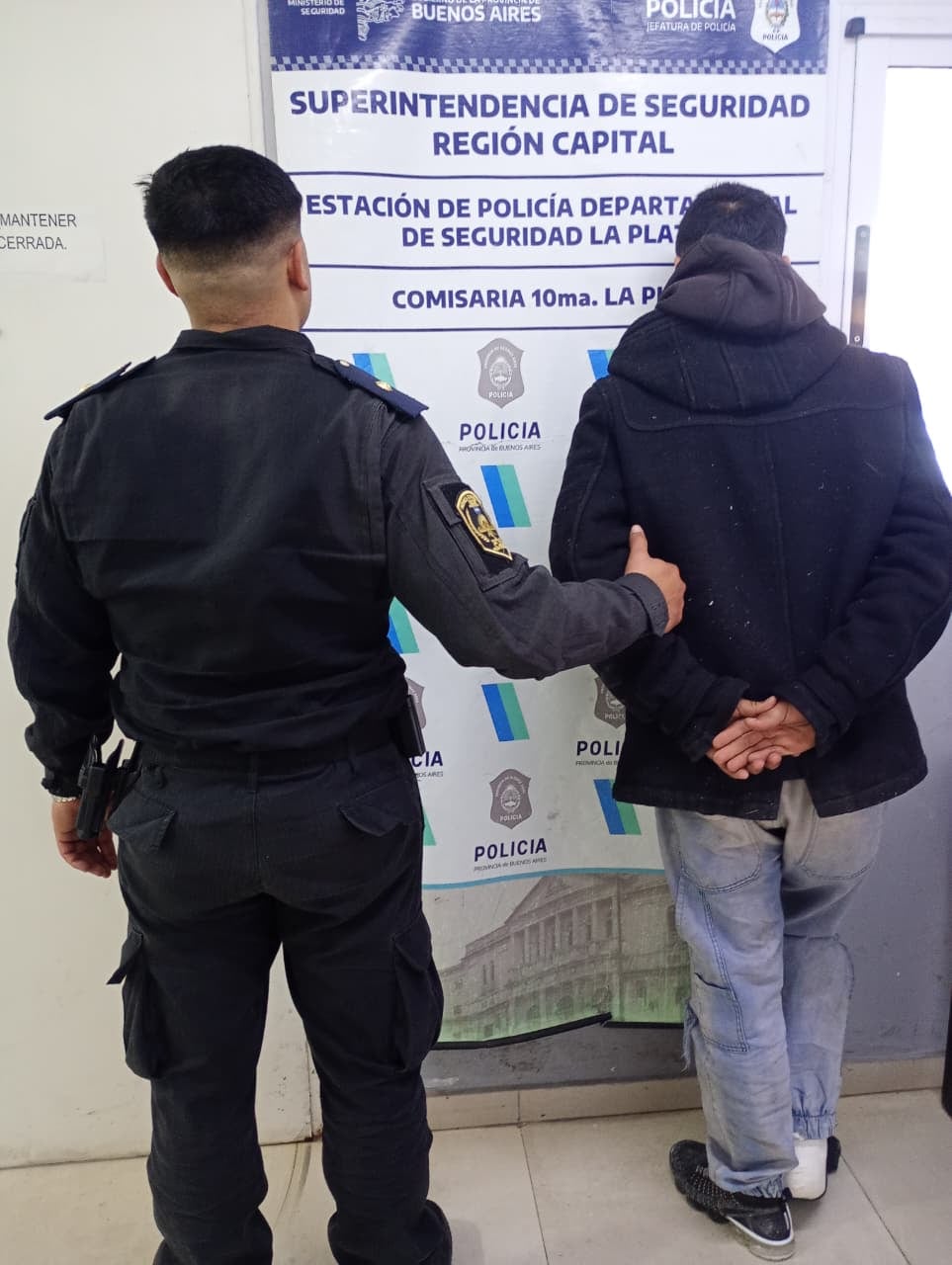 El acusado permanece internado con custodia policial