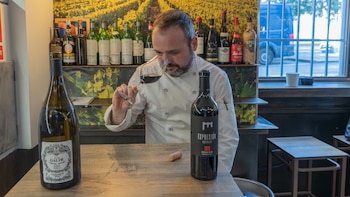 Iván de la Torre, sumiller en Distrito Taberna, un bar con vinos económicos hasta exclusivos champagnes. (Alejandro Higuera López / Infobae)