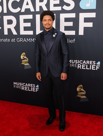 Trevor Noah asistió al evento con un elegante traje azul oscuro con detalles satinados, acompañado de una camisa a juego y sin corbata