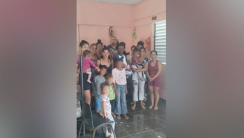 El activista Guillermo Fariñas visitó el inmueble de El Caracatey para respaldar las demandas de las familias sin techo. (Cortesía: Redes sociales)