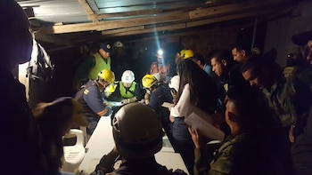 Equipos de salvamento minero y mineros atienden la emergencia en una mina de Buriticá