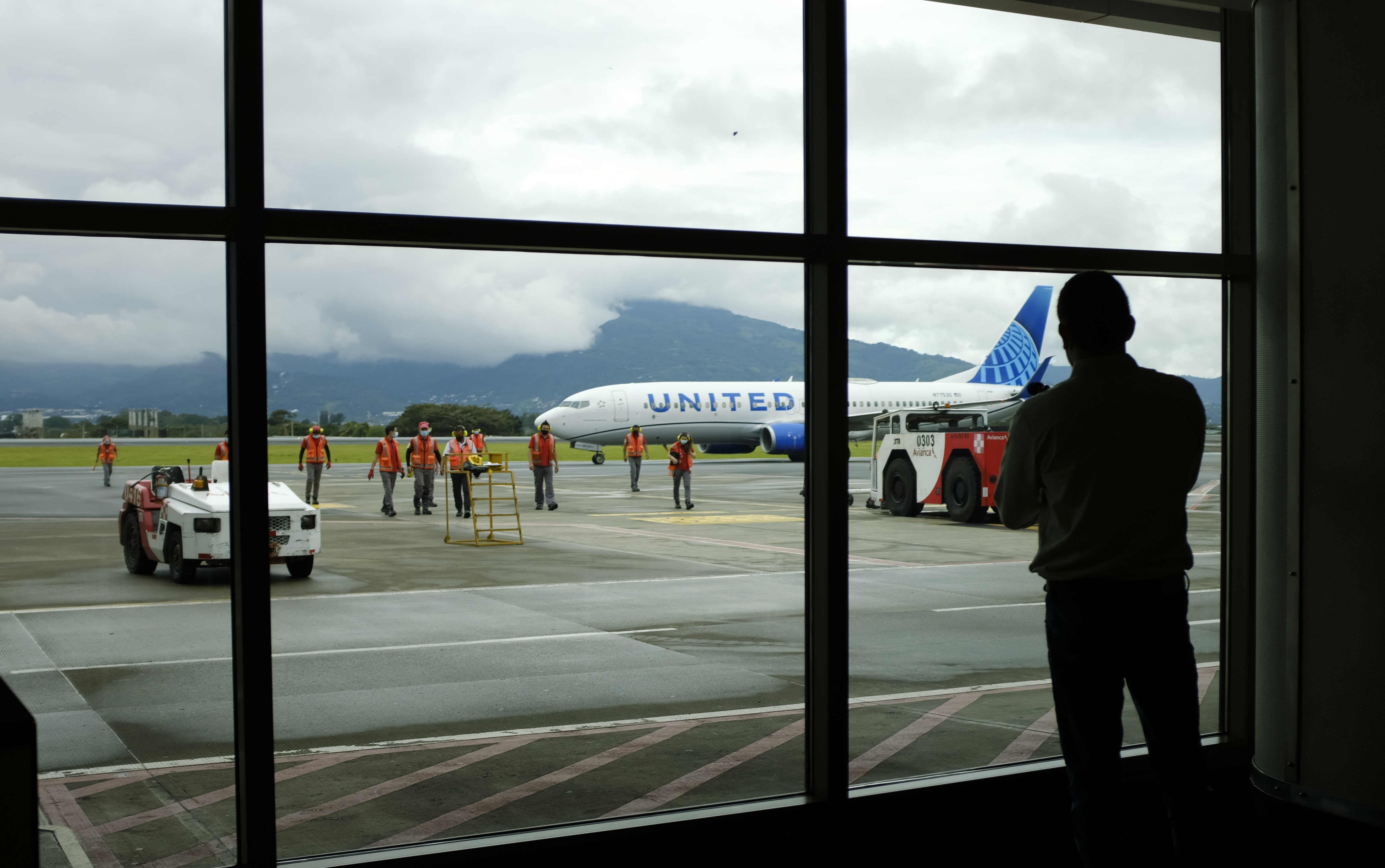 Costa Rica registró la llegada de 171,602 turistas por vía aérea durante agosto, lo que representó un descenso del 5.9% interanual. (Fotografía de archivo. EFE/Jeffrey Arguedas)