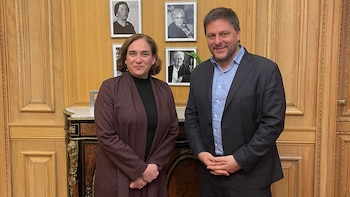 Santoro con Ada Colau, alcaldesa