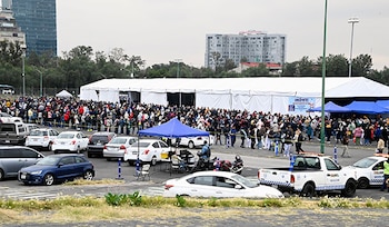Cientos de personas forman largas