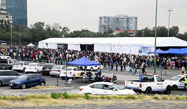 Cientos de personas forman largas filas para recibir la vacuna contra el sarampión en un módulo de vacunación organizado por la UNAM. (FB/UNAM.MX.Oficial)