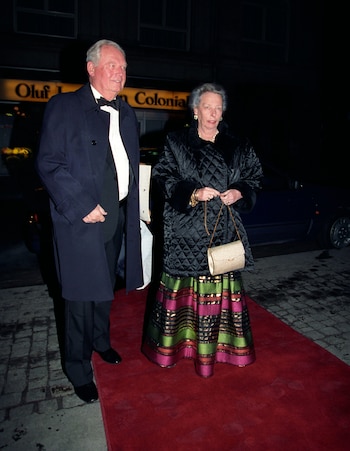 Erling Lorentzen celebra su 70 cumpleaños en el Grand Hotel de Oslo, adonde llega acompañado por su esposa, la princesa Ragnhild, el 28 de enero de 1993. Foto: Bjørn Sigurdsøn / NTB