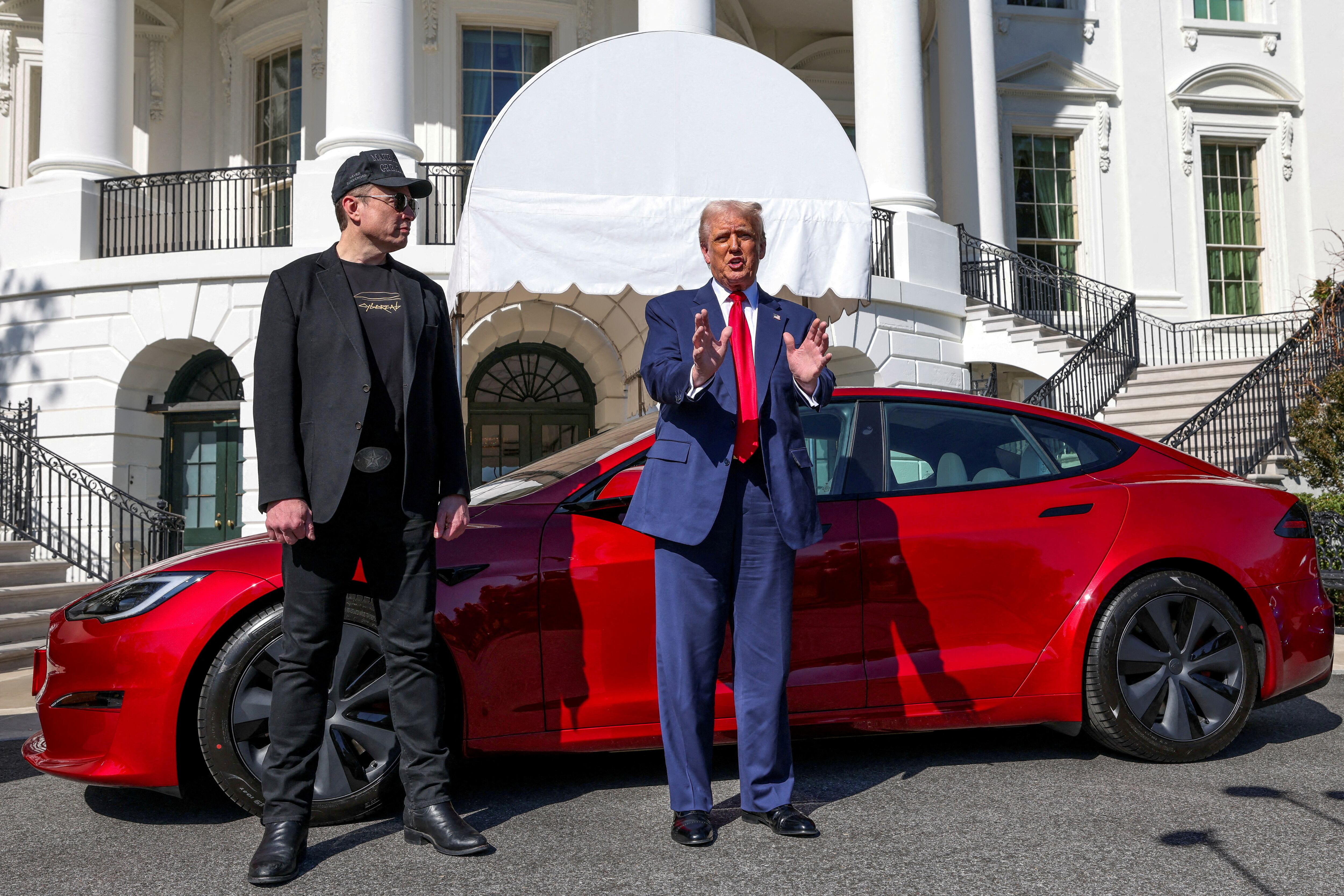 Imagen de archivo del presidente de Estados Unidos, Donald Trump, junto al director ejecutivo de Tesla, Elon Musk, con un coche Tesla al fondo en la Casa Blanca el 11 de marzo de 2025 (REUTERS/Kevin Lamarque)