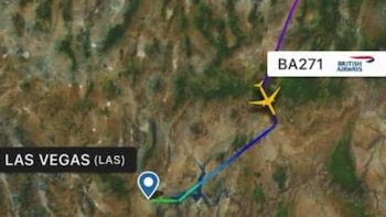 Captura de pantalla de un mapa satelital mostrando la ruta de vuelo del BA271 de British Airways hacia Las Vegas, con un icono de avión amarillo