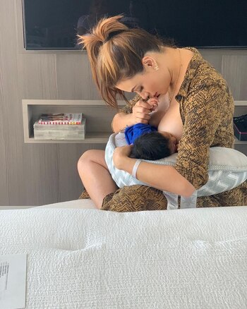 Recuerdo de Sara Uribe alimentando a Jacobo. Instagram:@sara_uribe