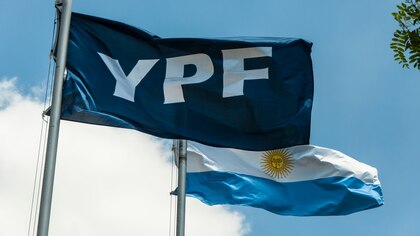 Juicio por YPF: Burford quiere cobrar los USD 16.000 millones y contrató a un “tiburón” de Wall Street argentino para negociar con el Estado
