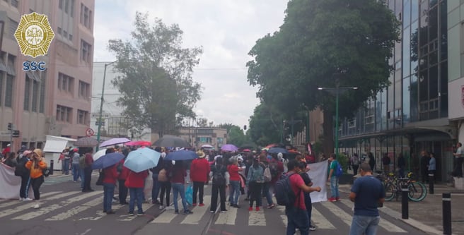 Manifestantes bloquearon la circulación en Avenida Balderas y Enrico Martínez, en la alcaldía Cuauhtémoc (X@OVIALCDMX)