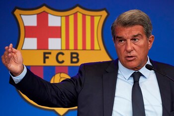 El presidente del FC Barcelona, Joan Laporta, durante la rueda de prensa de este lunes en el Auditorio 1899 del Camp Nou, en Barcelona. EFE/Alejandro García