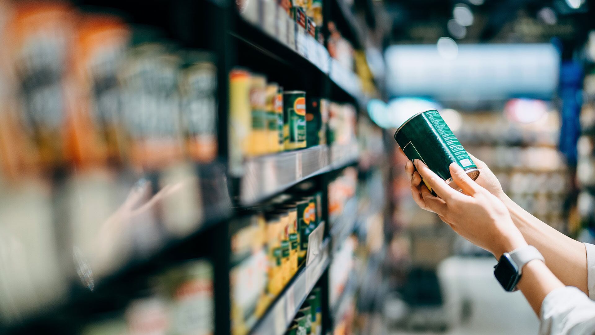 Una persona en un supermercado, leyendo la etiqueta de un producto. (Getty)