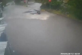 Auto es arrastrado por una