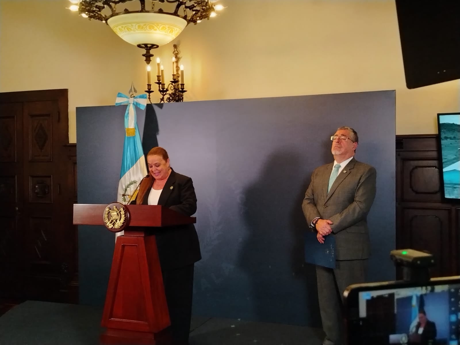 Ministra de Educación, Anabella Giracca en conferencia de prensa junto al presidente Bernardo Arévalo, en segundo plano. (Fotografía: RadioTGW)