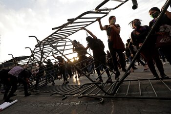 Las manifestantes terminaron retirando los