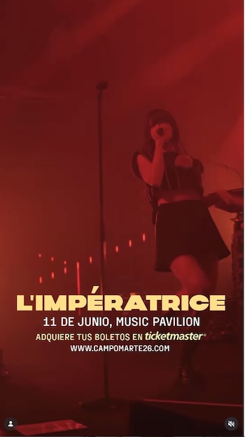 Cartaz de concerto vermelho com cantora em frente ao microfone sob luz vermelha. Texto: L'Impératrice, 11 de junho, Music Pavilion, Ticketmaster