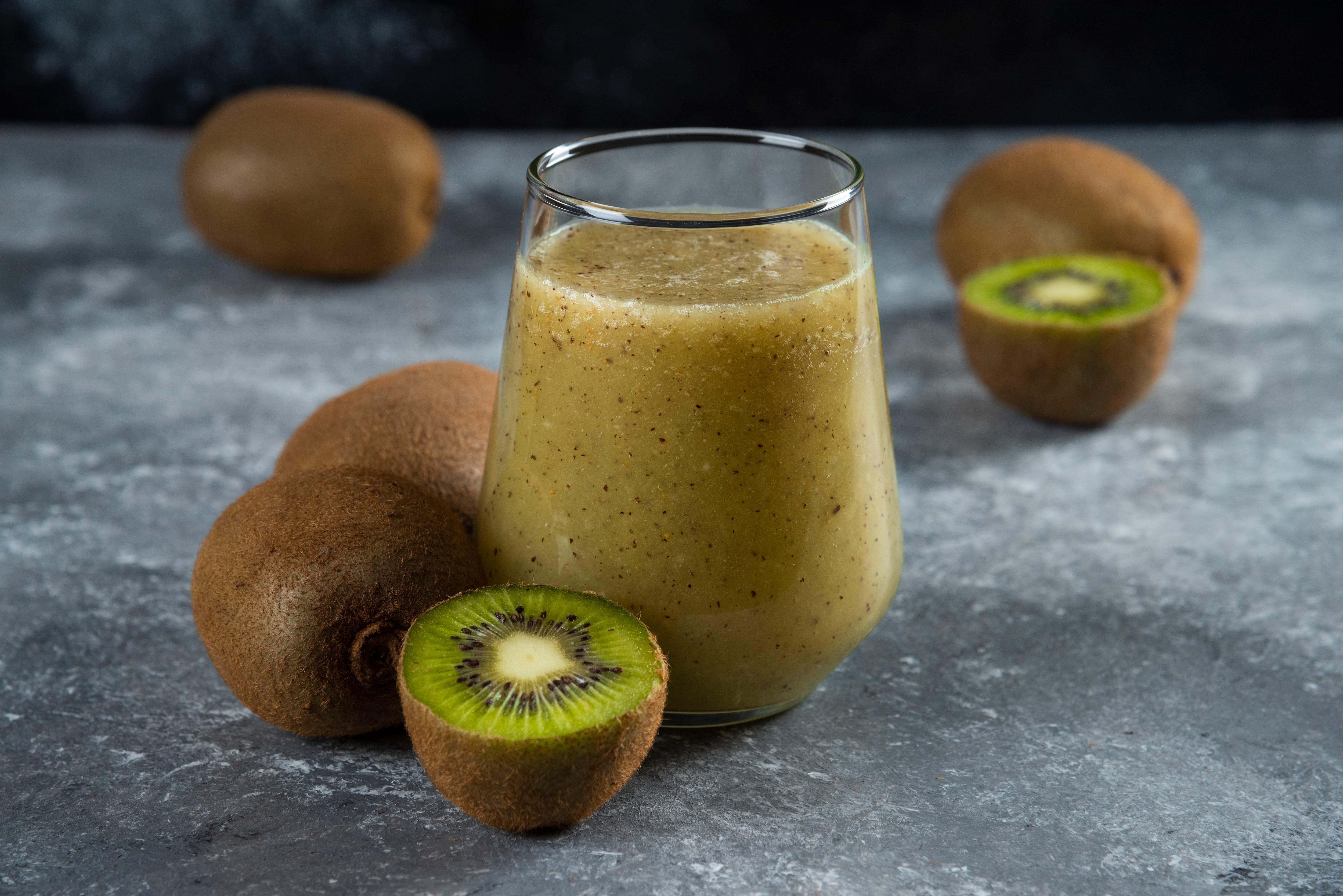 Batido de kiwi antiinflamatorio: es una receta refrescante, sencilla y se prepara en 5 minutos