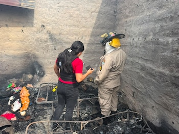 La vivienda quedó reducida a cenizas debido a la intensidad del fuego. Autoridades policiales y forenses acordonaron la escena para iniciar las investigaciones. (Foto: Cuerpo de Bomberos Honduras)