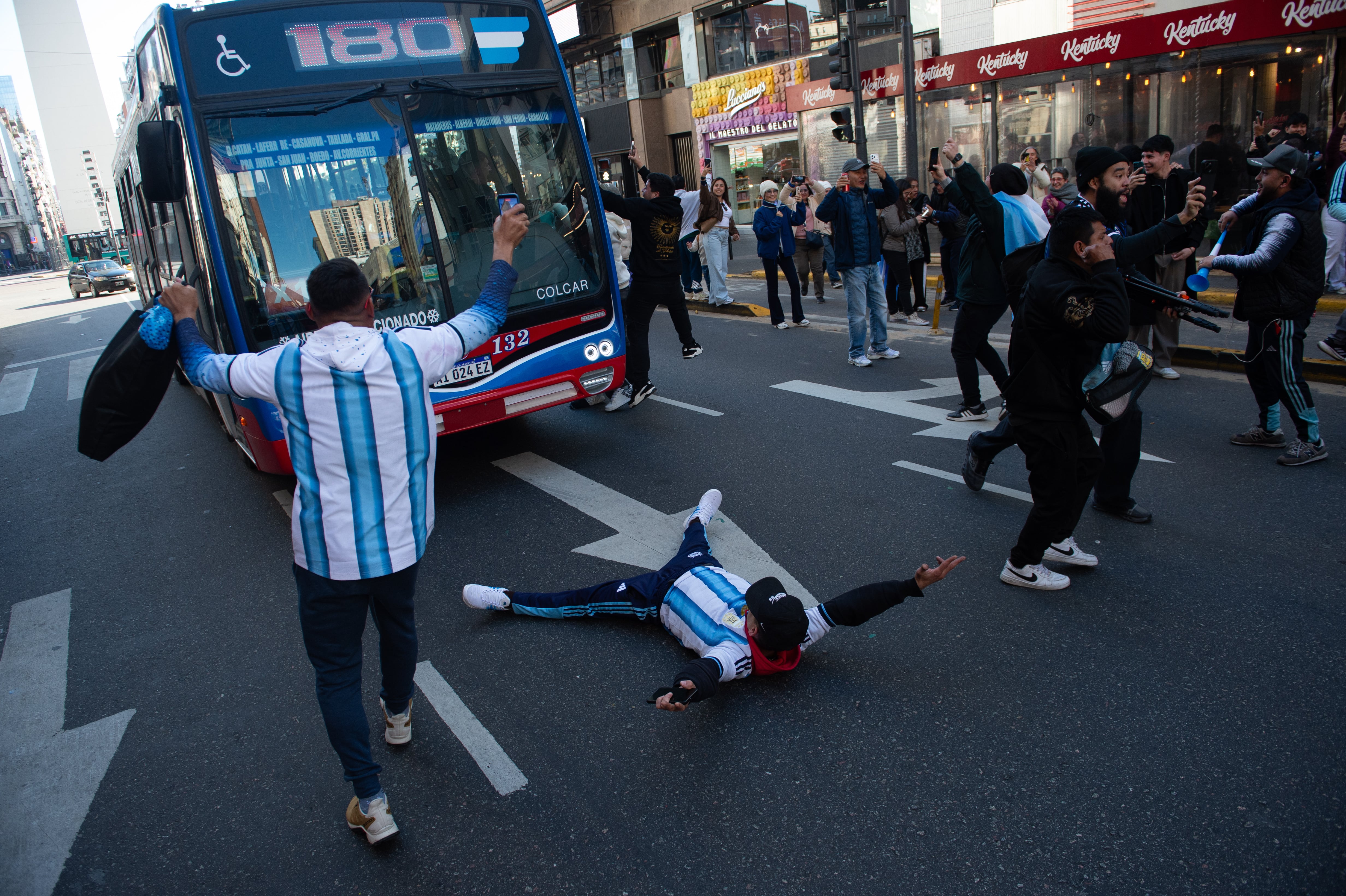 La remontada desató la locura en las calles de argentinas (Jaime Olivos)