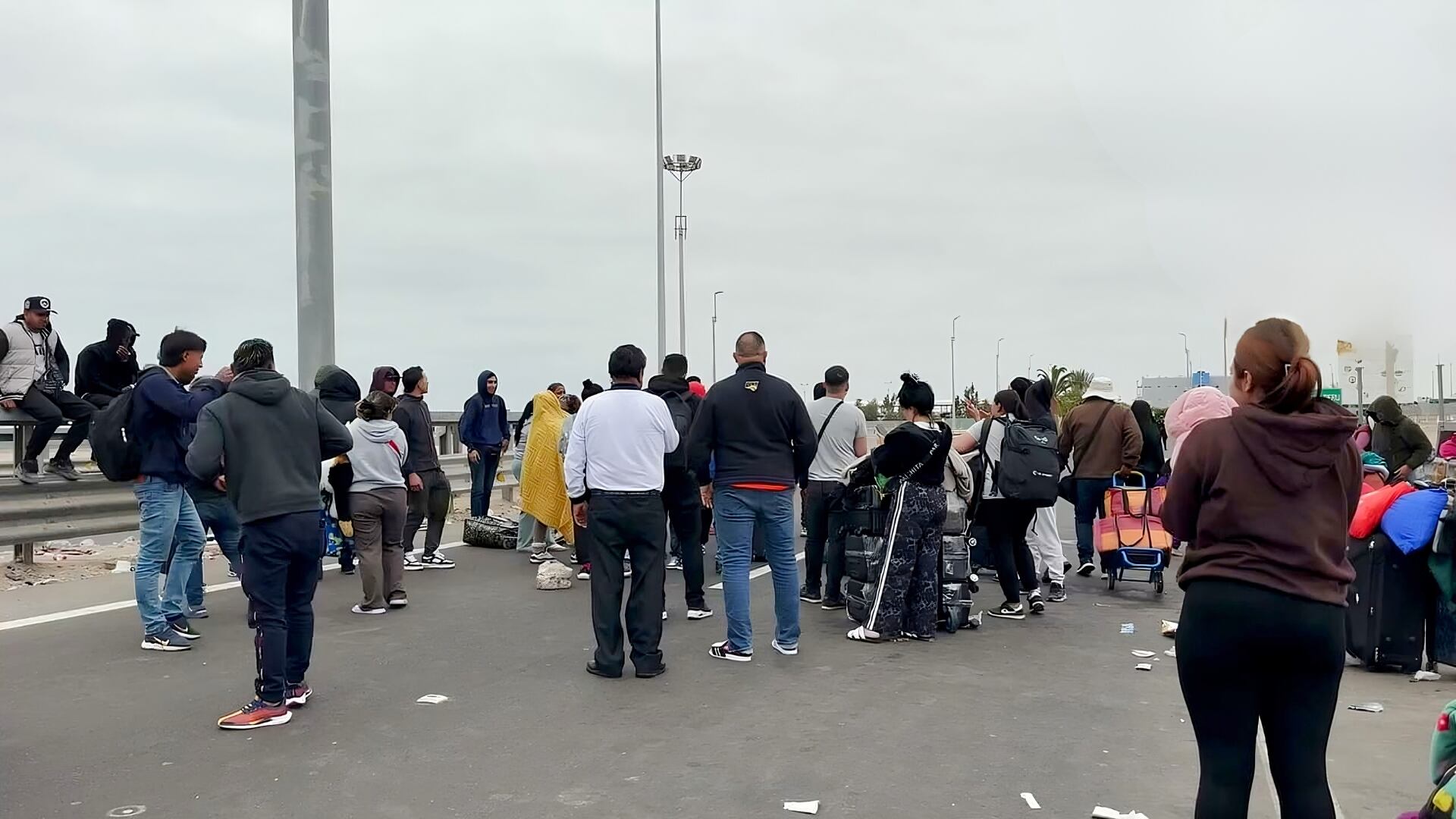 Decenas de migrantes han bloqueado el paso fronterizo entre Perú y Chile.- - Crédito: Facebook