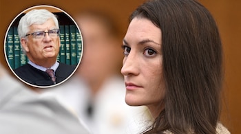Una mujer de cabello oscuro en un tribunal junto a una imagen circular de un juez con gafas frente a libros de leyes.